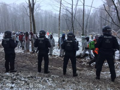 Polizei und Klimaschützer:innen im Danni