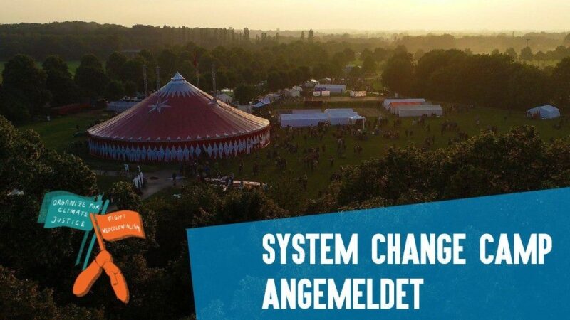 Foto von einem EG-Camp mit großem rot-weißen Zirkuszelt und einigen SG-Zelten. Text: System Change Camp angemeldet