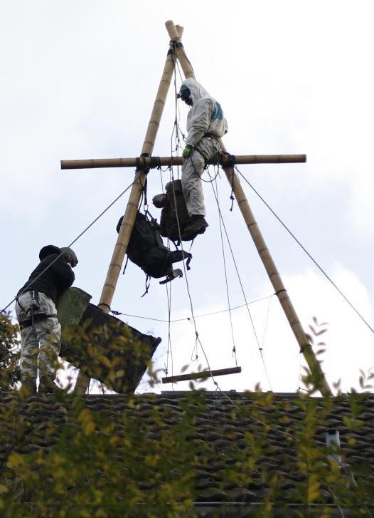 Tripod auf Hausdach in Lützi